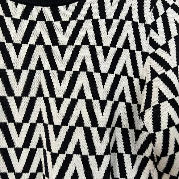 N By Nancy Geometric Sweater Women's Size Medium Black White - Picture 4 of 6